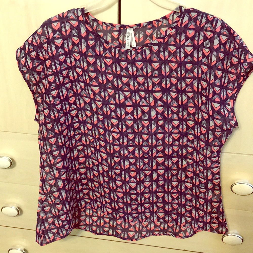 Patterned high-lo shirt ✨ (L)